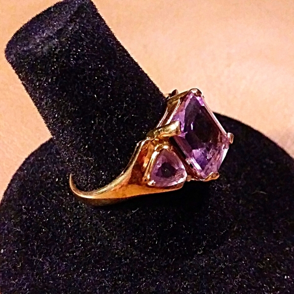 10k gold three amethyst ring, size 7.25 - Picture 3 of 9